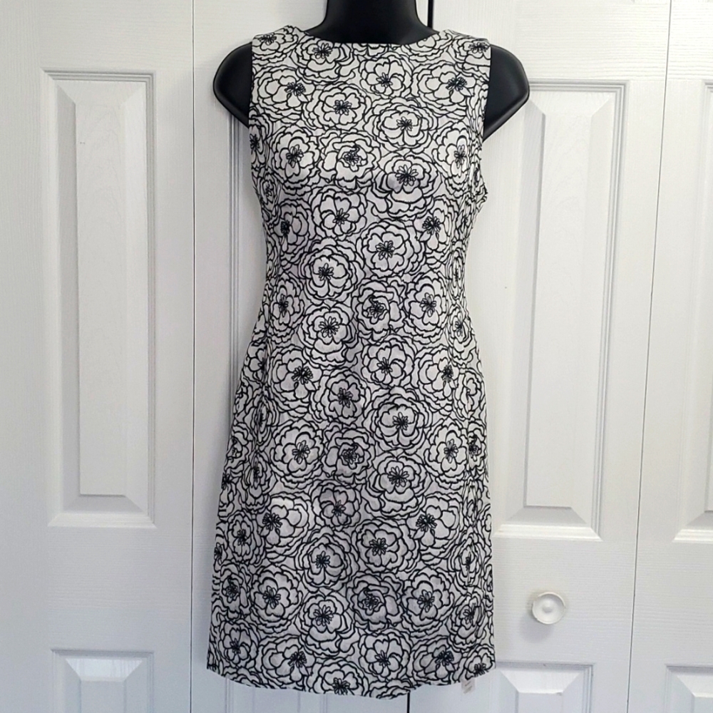 Alice+Olivia | Floral Black and White Embroidered Sheath Dress Sz 6